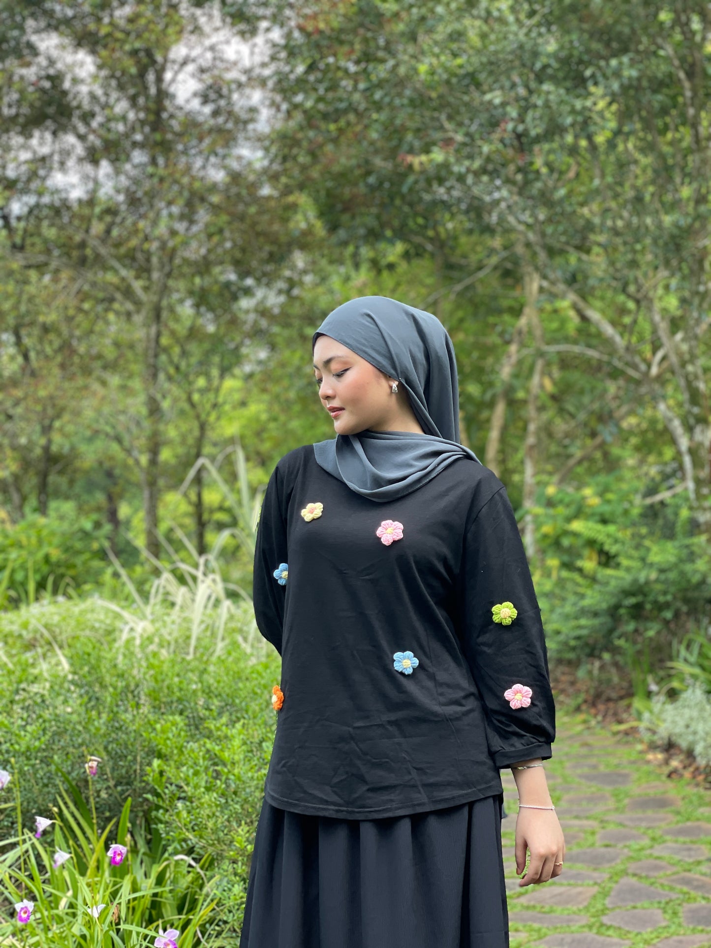 daisy poof black (pre-order 3.5 weeks)